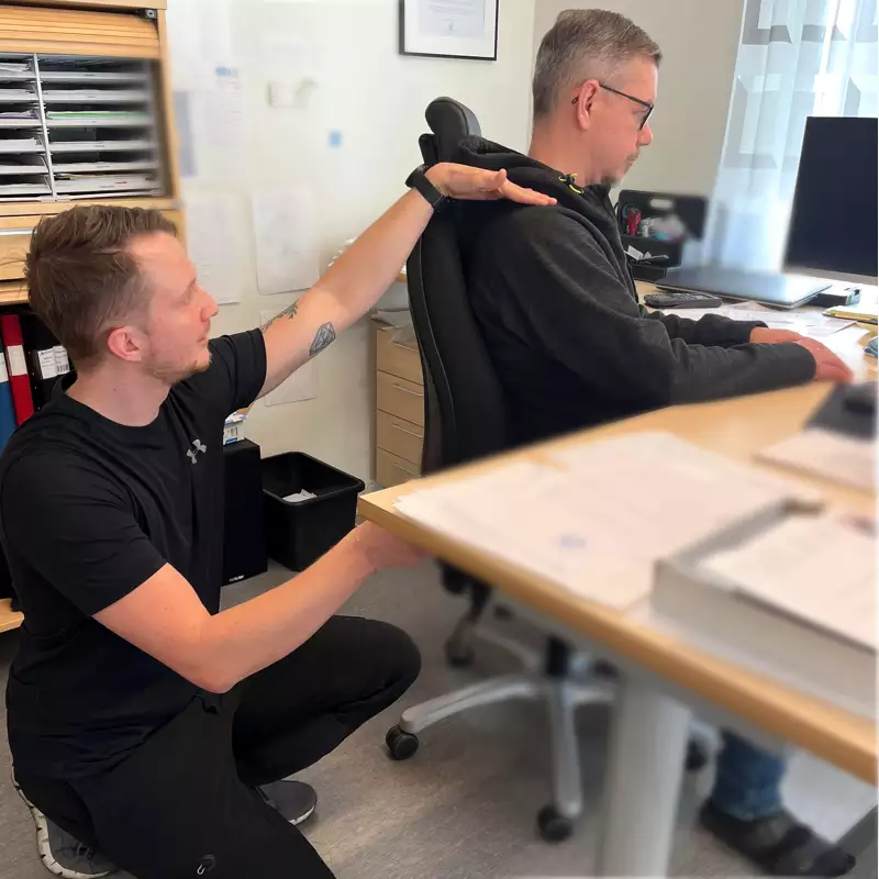 Bilden visar ergonomiinstruktören Patrick Rapp som genomför en ergonomiutbildning på ett kontor i Västerås.